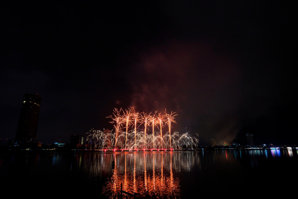 Rồi từng đợt từng đợt, âm nhạc và những bông pháo dồn dập… tình yêu được kết nối bởi yêu thương, quan tâm.