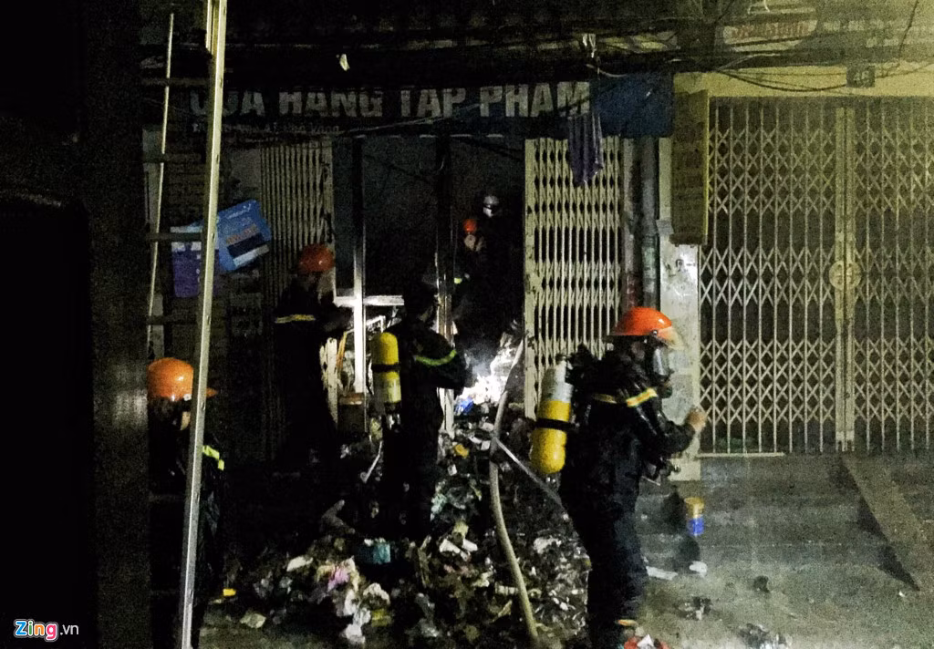 Ngôi nhà vốn là một cửa hàng tạp hóa nên các vật dụng trong nhà có nhiều đồ đạc buôn bán dễ cháy.