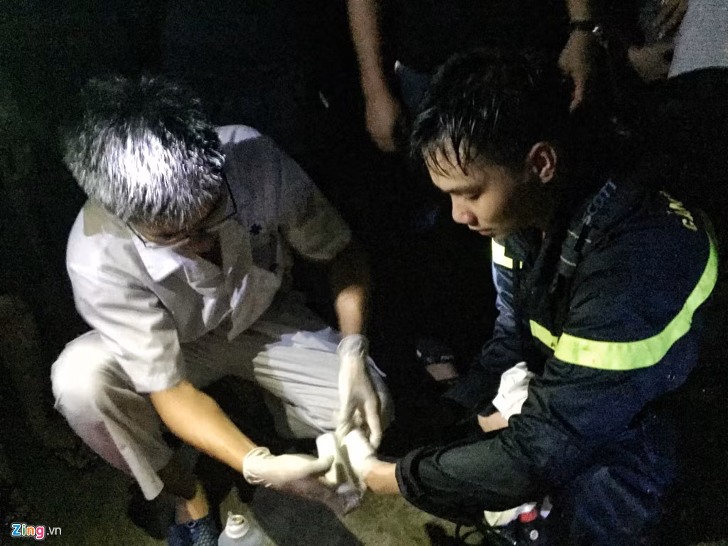 Một cán bộ PCCC tên Thành bị thương sau nhiều nỗ lực tiếp cận đám cháy.