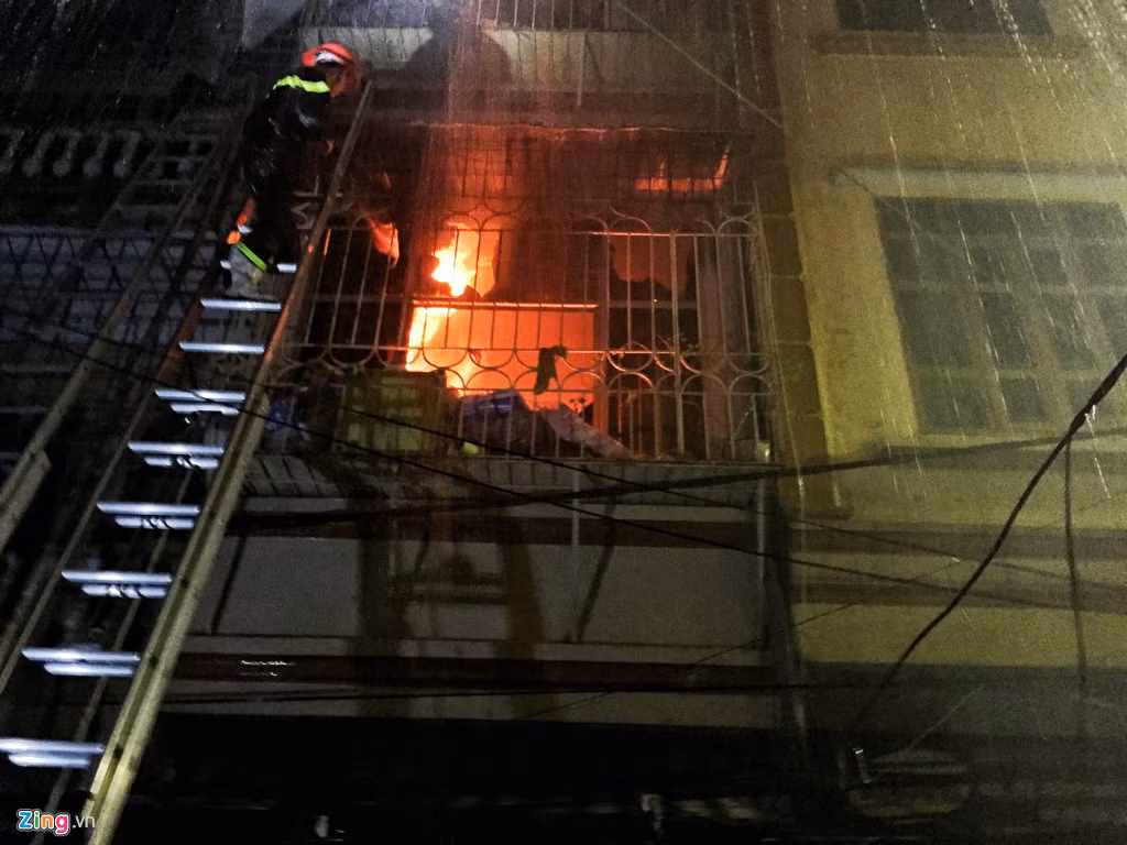 Theo thông tin ban đầu từ người dân, thời điểm trên, nhiều người thấy khói đen và lửa bốc lên nghi ngút từ tầng 1 căn nhà kèm theo đó là nhiều tiếng nổ lớn vọng ra.