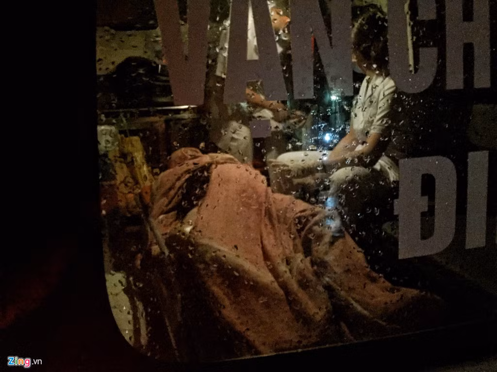 Tuy nhiên, 2 người còn lại trong ngôi nhà đã không thể qua khỏi. Trao đổi với Zing.vn, lực lượng chức năng cho biết người được cứu ra là cháu Nguyễn Thanh Ngân (học sinh lớp 11), 2 người bị tử vong là bà Bùi Thị Thanh Thủy (50 tuổi) chủ nhân ngôi nhà và cụ Nguyễn Thị Ngọc (80 tuổi) mẹ của bà Thủy.