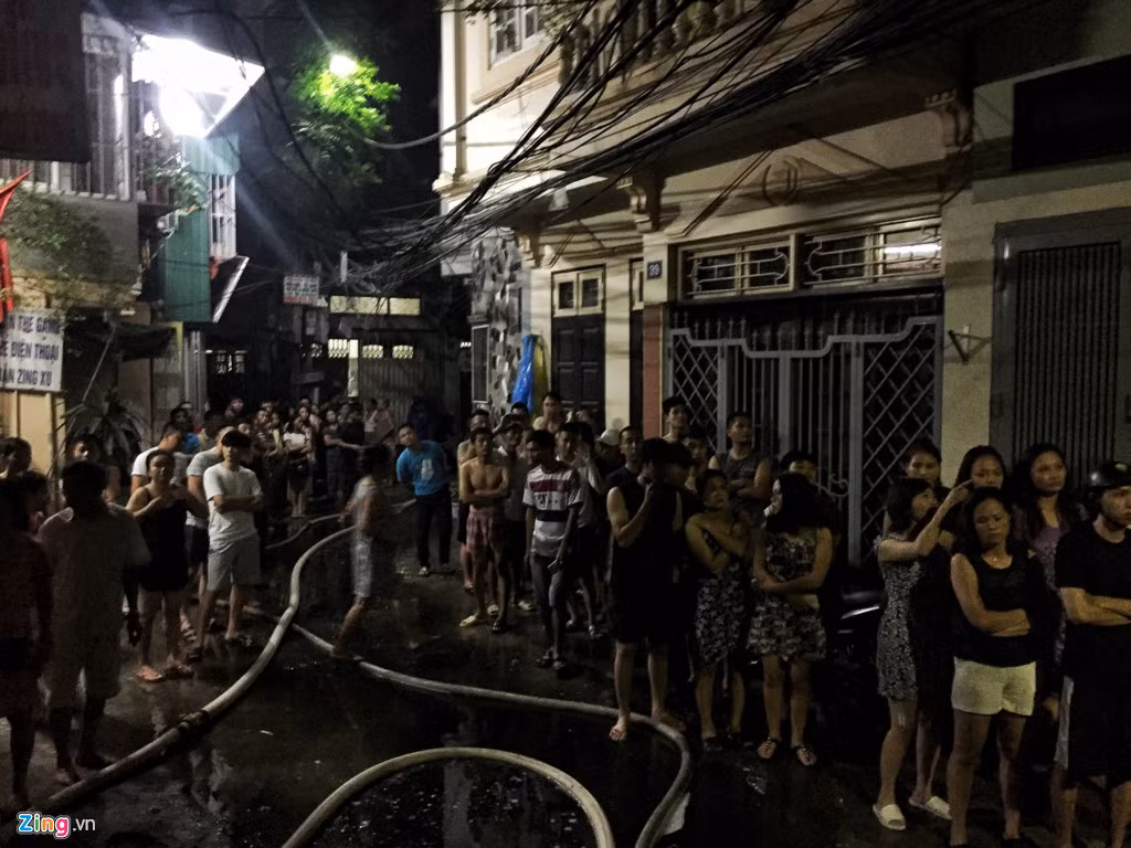 Tuy vụ cháy xảy ra vào lúc nửa đêm, rất đông người dân vẫn tụ tập để theo dõi vụ cháy. Hiện nguyên nhân vụ cháy đang được điều tra, làm rõ.