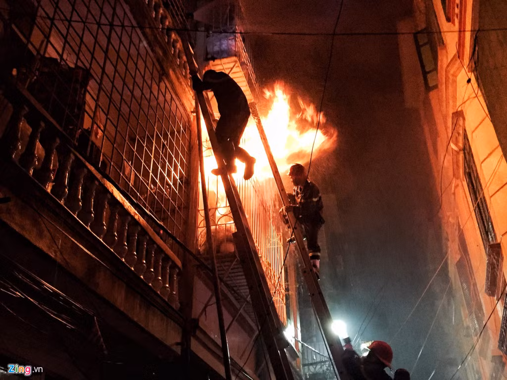 Thời điểm xảy ra vụ hỏa hoạn trong nhà có 3 người, cả 3 đều bị mắc kẹt lại ở các tầng trên của ngôi nhà. Trong đó có một bé gái đang học cấp 3, một người phụ nữ trung niên và một cụ bà khoảng 80 tuổi.