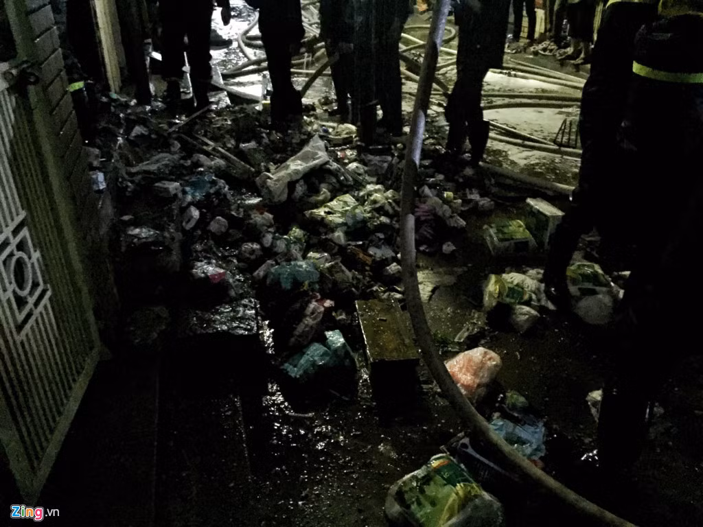 Khoảng 3h30 phút, đám cháy cơ bản được khống chế. Đám cháy khiến cho kết cấu bên trong tầng 1 ngôi nhà biến dạng.