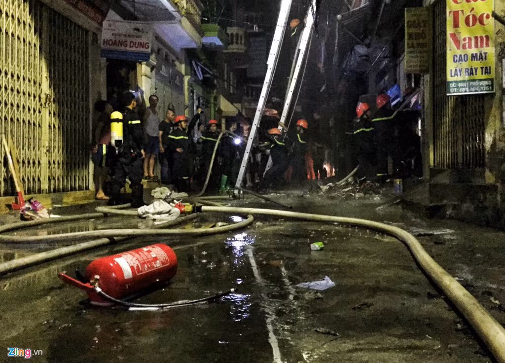Theo ghi nhận PV tại hiện trường, toàn bộ đồ đạc tại tầng 1 của ngôi nhà bị lửa thiêu rụi hoàn toàn. Đến 3h sáng cùng ngày đám cháy vẫn tiếp tục lan rộng, ngọn lửa phát ra từ tầng 2 và 4 của ngôi nhà ngày càng lớn.