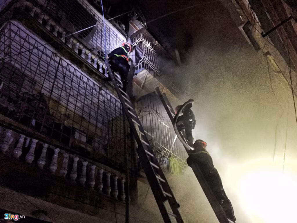 Các chiến sĩ dùng xe thang tiếp cận hiện trường liên tục phun nước vào đám cháy. Ngoài ra một tổ cảnh sát sử dụng đồ bảo hộ tiếp cận bên trong ngôi nhà để giải cứu người bị mắc kẹt.