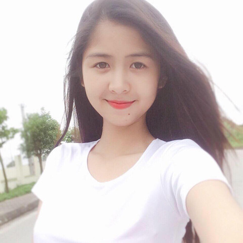 Thanh Thư ăn vận giản dị nhưng vẫn thu hút bởi gương mặt xinh đẹp và nụ cười tươi.