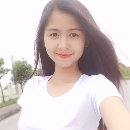 Thanh Thư ăn vận giản dị nhưng vẫn thu hút bởi gương mặt xinh đẹp và nụ cười tươi.