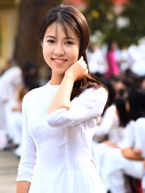 Với 25.5 điểm, Minh Thư dự định nộp hồ sơ xét tuyển vào trường Đại học Ngoại thương (Hà Nội). Tuy nhiên, cô nàng vẫn thấp thỏm lo lắng vì năm nay, mặt bằng chung điểm số khá cao. “Nếu có cơ hội vào trường, mình sẽ phấn đấu học ngoại ngữ - sở thích của mình, rồi xin học bổng du học”, Thư chia sẻ.