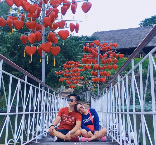 Từ TP.HCM, chỉ mất 45 phút chạy xe, bạn có thể đến Đồng Nai, chụp ảnh chất lừ tại cây cầu tình yêu đẹp siêu lòng này. Ảnh: Thiên Trân.