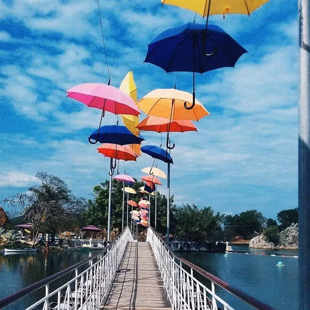 Trước đó, cây cầu được thiết kế với những chiếc ô rực rỡ tạo nên một vẻ đẹp năng động. Cây cầu tình yêu này thiết kế tương tự như cầu tình yêu ở Đà Nẵng với ý tưởng từ những cây cầu treo ổ khóa tình yêu nổi tiếng thế giới như Pont des Arts bắc qua dòng sông Seine (Pháp), tháp Nam San (Hàn Quốc) hay cầu Milvio (Italy)… Ảnh: Facebook Bửu Long Đồng Nai.