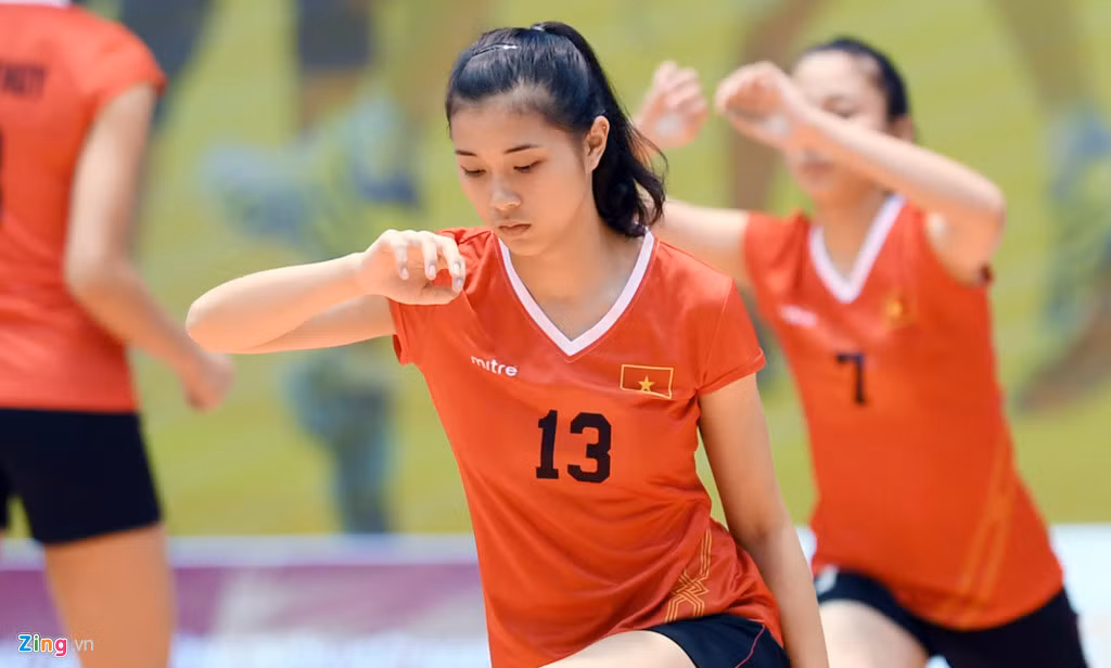 Nữ vận động viên tuổi teen quê ở Thường Tín (Hà Nội) tham gia tập luyện bóng chuyền từ khá sớm, khi mới 11 tuổi. Trong 3 năm, dưới sự dẫn dắt và huấn luyện của cựu tuyển thủ Quốc gia và Thể Công là Bùi Huy Sơn, Nguyễn Tâm Anh, Huyền đã có những tiến bộ vượt bậc.