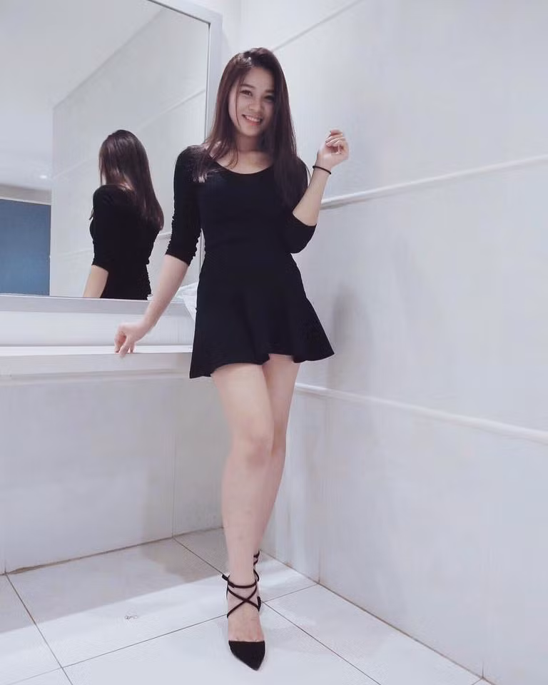 Có không ít dân mạng phát hiện ra rằng, "hot girl bún đậu" sở hữu thân hình, vóc dáng "không phải hạng xoàng". Ngoài làn da trắng hồng, Trà My còn nổi bật với thân hình "có da có thịt", vòng một gợi cảm, vòng 2 thon gọn và cách chọn trang phục cũng rất có kinh nghiệm.