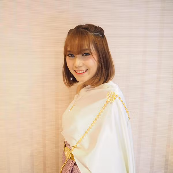 Điều khiến nhiều người nể phục chính là sự tác nghiệp không ngại vất vả, mệt nhọc của nữ phóng viên nhỏ nhắn này.