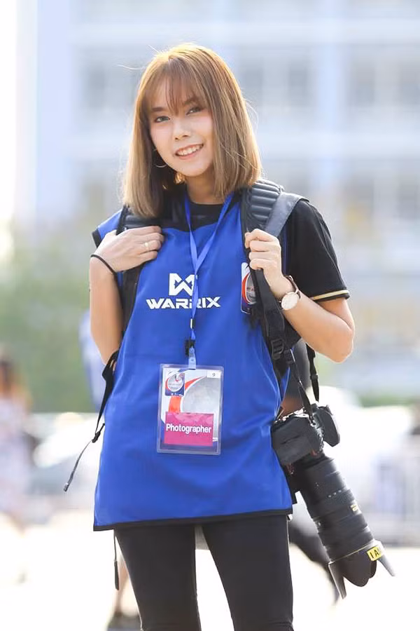 Mỗi bức ảnh của cô trong lúc tác nghiệp được nhiều bạn bè chụp lại, gắn thẻ rồi chia sẻ tràn lan trên mạng xã hội. Cái tên Samachaya cũng trở thành từ khóa tìm kiếm của nhiều thành viên trong những ngày qua.