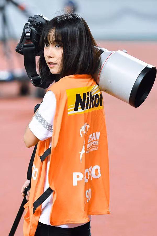 Một cô gái tác nghiệp tại sân cỏ, trong các trận cầu đỉnh cao đang nhận được sự quan tâm của rất, rất nhiều thành viên mạng, đặc biệt là các cầu thủ nam.