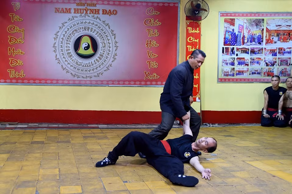 Trưởng tràng môn phái Huỳnh Quốc Hùng ra đòn với môn sinh trong buổi tập. Là người có vị trí thứ hai trong môn phái chỉ sau anh trai Huỳnh Tuấn Kiệt, ông Huỳnh Quốc Hùng khẳng định Nam Huỳnh Đạo sẵn sàng tiếp đón các đối thủ.