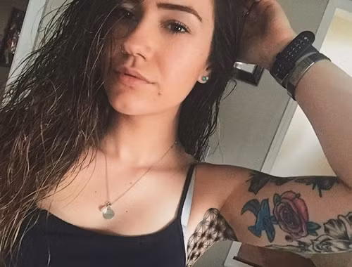 Cùng một lúc, bạn sẽ phải chịu đựng cả nỗi đau đớn lẫn cái sự nhột vô cùng khó chịu! Thử tưởng tượng mà xem, bình thường, chỉ cần ai đó thọc nhẹ vào phần da dưới cánh tay, bạn cũng đã nhảy dựng lên rồi, thế mà bây giờ, bạn phải nằm đó hàng tiếng đồng hồ, giơ thật cao tay để thợ xăm làm đủ trò.