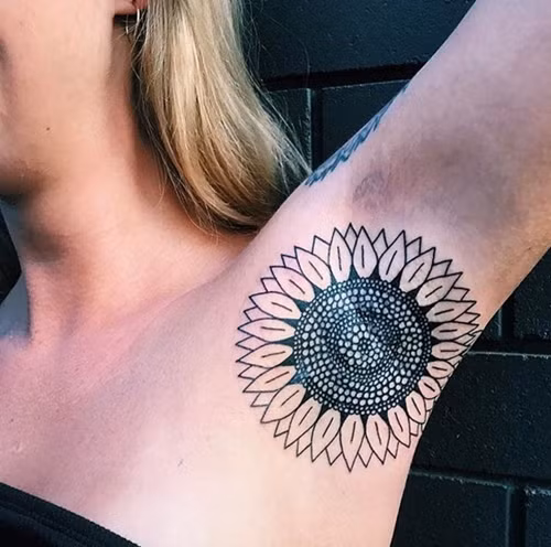 Chưa bàn đến xấu đẹp, đau và nhột là cảm giác vô cùng khó chịu và các “xăm thủ” phải trải qua khi xăm nách.