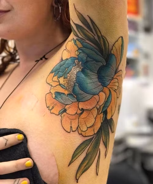 Trong lúc bạn còn đang đắn đo nên cắn răng chịu đau để trông thật thời thượng thì các dân chơi trên thế giới đã kịp thử nghiệm một kiểu xăm “bá đạo” hơn: xăm nách!