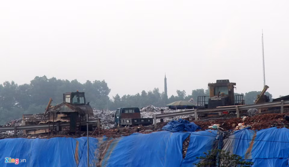 Theo vị Phó chủ tịch, hiện có 4 thôn nằm sát bãi rác Nam Sơn gồm Đông Hạ, Liên Xuân, Xuân Bản và Xuân Thịnh chịu ảnh hưởng từ ruồi. Người dân ở đây rất mong được sớm di dời ra khỏi khu vực cách ly với bãi rác. "Việc di dời đó không thuộc thẩm quyền của chúng tôi mà do thành phố giải quyết. Chúng tôi rất mong các cấp thực hiện nhanh để người dân sớm ổn định cuộc sống”, ông Oanh nói.