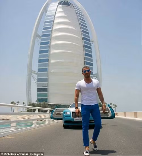 Anh chàng chụp ảnh cùng chiếc xe màu ngọc lam trước khách sạn Burj Al Arab.