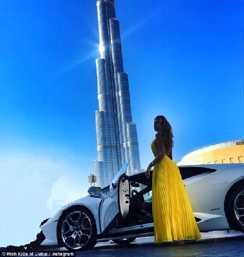 Các bức ảnh cho thấy những đứa trẻ con nhà giàu ở Dubai thường xuyên khoe dáng, khi thì trên bể bơi sân thượng, khi thì ngồi trên du thuyền. Các cô nàng có lúc lại tự tin khoe chiếc Ferrari nổi bật của mình hay những món đồ hàng hiệu mà ai cũng thèm khát.