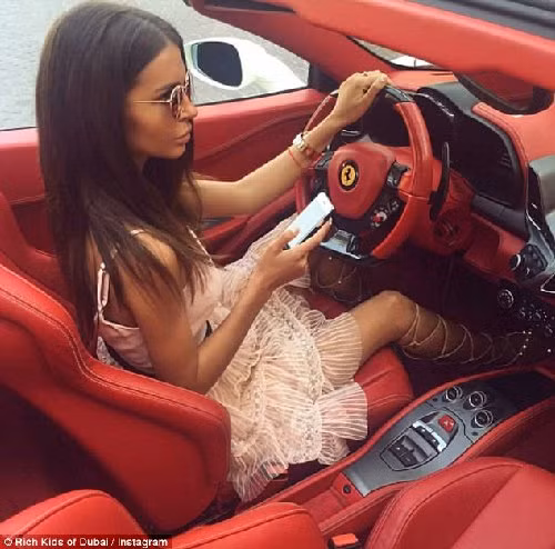 Tài khoản Instagram "The Rich Kids of Dubai" - Hội con nhà giàu Dubai đã thu hút 158.000 người theo dõi, sau khi các công tử, tiểu thư con nhà giàu phô trương những chiếc siêu xe, du thuyền sang trọng và thể hiện cuộc sống sang trọng bậc nhất ở Các tiểu vương quốc Ả rập thống nhất.