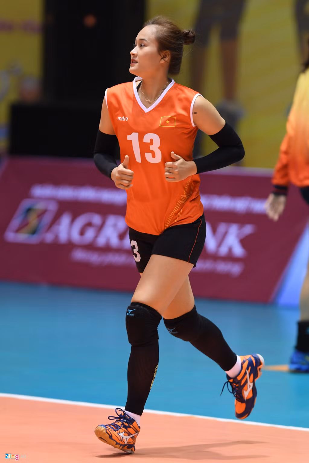 Trong vài năm trở lại đây, Linh Chi luôn là tay chuyền số 1 của Tuyển Việt Nam và cũng được người hâm mộ bóng chuyền trên cả nước cực kỳ yêu mến.