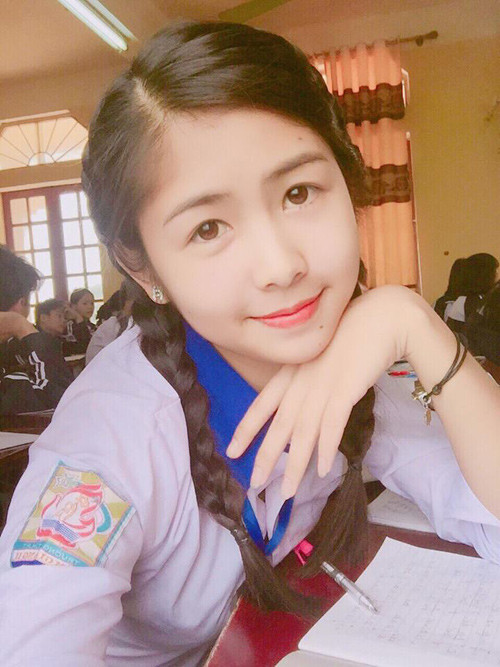 “Hot girl chân khoèo” tự nhận mình là người ngoại hình không có gì nổi bật, tài năng lại xếp vào hàng “cao không tới mà thấp không thông”. Đến với Miss Teen, cô nàng chỉ muốn thử sức và xem đây là trải nghiệm thú vị cho tuổi 18, chứ không quá kỳ vọng vào ngôi vị quán quân. “Một lần đi xe buýt, một bạn nhìn thấy mình đã nói “Ăn ảnh thôi chứ ngoài đời không có gì đặc biệt”. Mình nghĩ đó chính là nhận xét thực tế nên nếu thấy mình ngoài đời bé nhỏ quá, các bạn đừng bất ngờ rồi “ném đá” nhé!”, Thanh Thư vui vẻ nói.