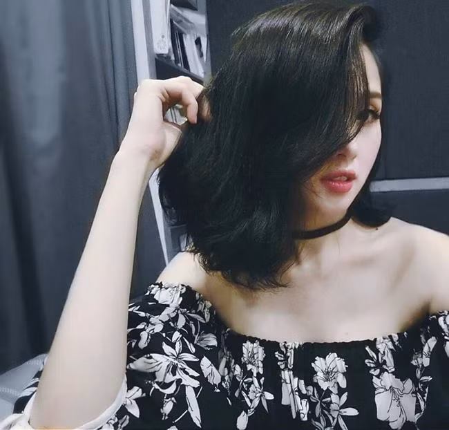 Mẹ bầu Tâm Tít trẻ trung với mái tóc ngắn và áo trễ vai khoe vai trần quyến rũ