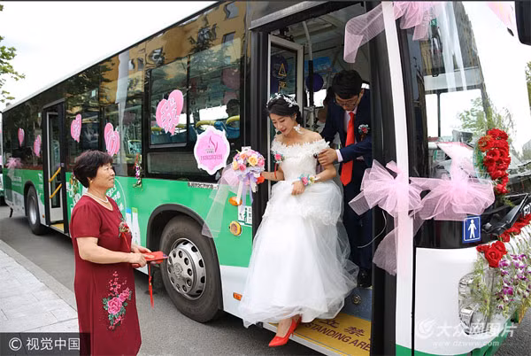 Wu Zheng Ping cho biết: 'Chiếc xe bus này không chỉ là nơi làm việc của tôi mà còn giống như một 'người thân' của tôi vậy. Tôi hy vọng hôn lễ của tôi có sự chứng kiến của nó. Hơn nữa tôi cũng hy vọng thông qua cách thức này, để giảm thiểu ô nhiễm môi trường'.