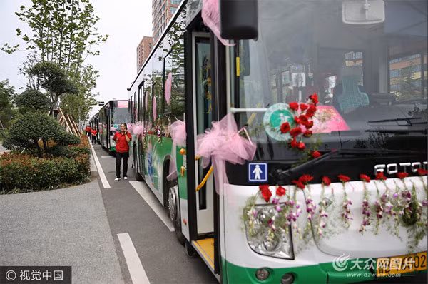 Đoàn rước dâu đặc biệt này gồm có 6 chiếc xe bus.