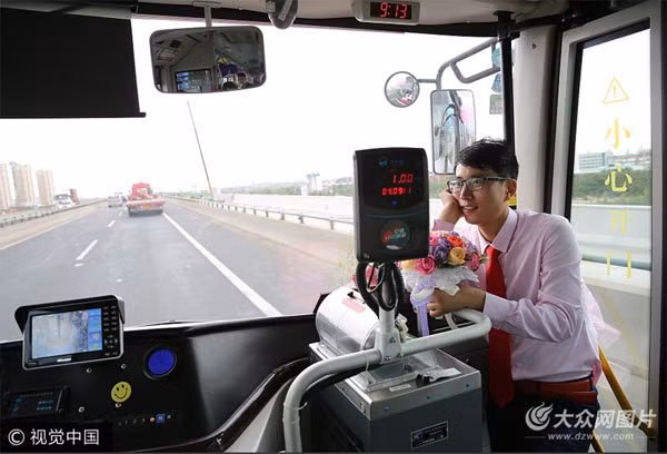Trong ngày cưới, thay vì chú rể Sun Hai lái xe đến rước dâu, thì cô dâu Wu Zheng Ping lại là người đích cầm lái chiếc xe bus để rước 'rể'.