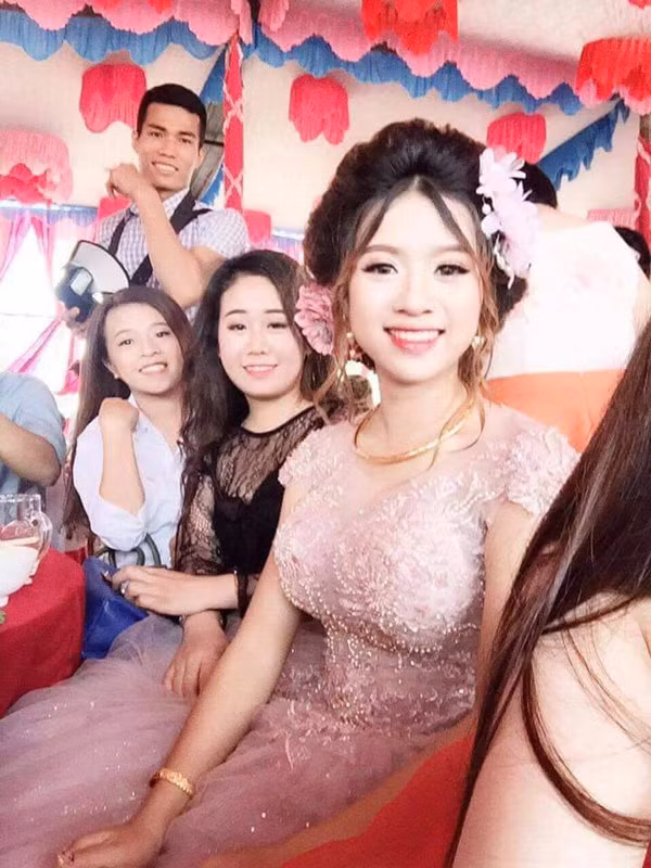 'Do mưa bão nên đám cưới diễn ra trễ hơn dự kiến nhưng vẫn ổn. Trước đó 1 ngày có cúng ông bà thì do mưa to gió lớn nên phải ôm bàn chạy. Trang phục như trên ảnh thì một phần do mưa bão, một phần cũng vì thoải mái nữa. Nếu ai từng trải qua thì cũng biết thì cảm giác mặc đồ cưới rất khó chịu mà còn mang cao gót. Đi từng bàn thì ít nhất cũng 2 giờ đồng hồ nên bạn cô dâu mang quần thể thao với giày cho dễ chịu. Đặc biệt bạn ấy cực cá tính nên không có theo khuôn khổ'.