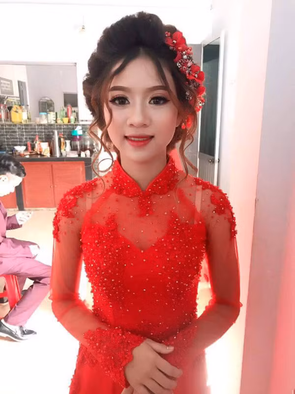 Và để tìm hiểu kỹ hơn, chúng tôi có liên hệ trực tiếp với người tham dự đám cưới ngày mưa bão đã đăng đàn ảnh cô dâu lên mạng xã hội. Người này cho hay cô dâu có tên là Nguyễn Thị Ngọc Thủy và đám cưới đã diễn ra tại Đăk Lăk, ngay ngày cơn bão số 2 đổ bộ vào Việt Nam.