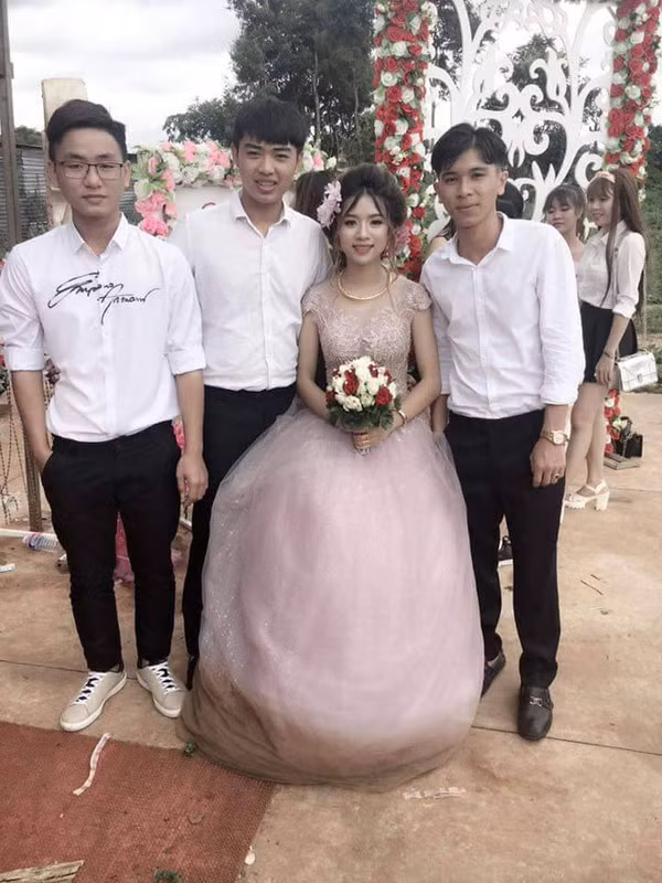 Vậy đó, chỉ những chị em nào đã cưới và mặc lên người những chiếc váy cưới cô dâu nặng trịch rồi mới biết để trọn vẹn cho ngày vui quả không chút nào dễ dàng. Nắng thì nóng nực, mưa thì bực bội vì váy áo trắng tinh lại nhem nhuốc bùn lầy. Nên mặc như cô dâu 'cá tính' trên đây, cũng là chuyện thường ở huyện đúng không nào?