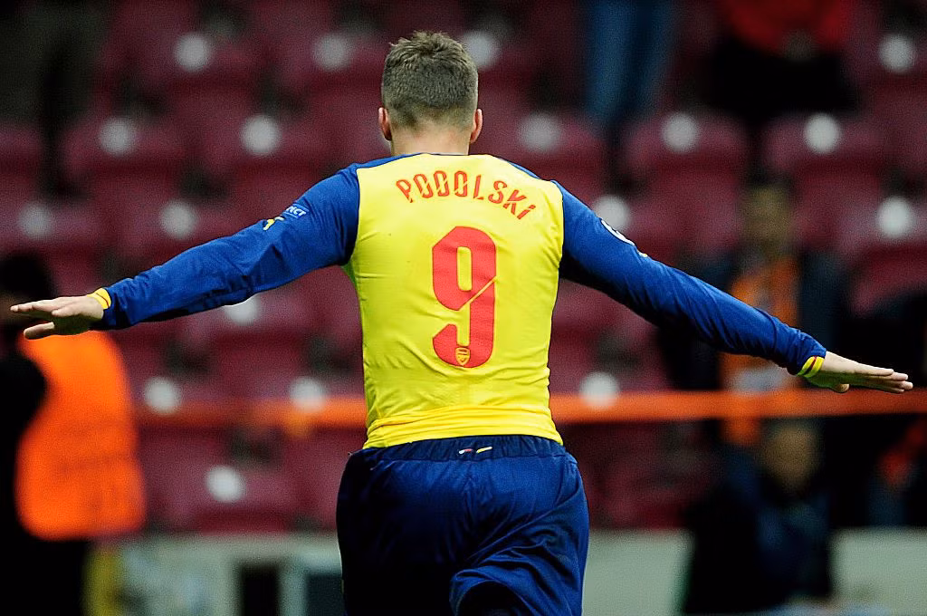  9. Lukas Podolski (số trận: 60, bàn thắng: 19, danh hiệu: 1): Cựu cầu thủ Cologne chưa bao giờ là chính mình kể từ khi đầu quân cho Arsenal. "Kèo trái tốt nhất thế giới" (theo lời Podolski tự nhận) chỉ ghi tổng cộng 31 bàn trên mọi đấu trường cho đội chủ sân Emirates trước khi bị đem cho Inter mượn vào năm 2014.