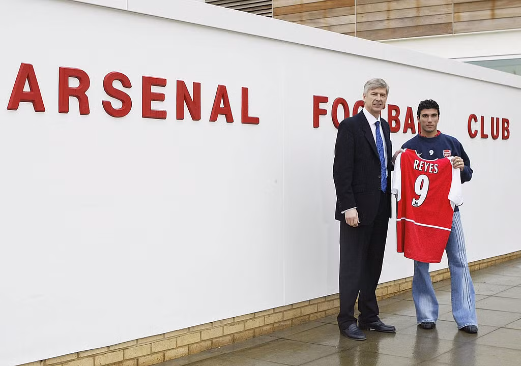  5. Antonio Reyes (số trận: 69, bàn thắng: 19, danh hiệu: 3): Một tài năng trẻ hứa hẹn và có khởi đầu như mơ với chức vô địch Premier League 2003/04. Tuy nhiên cũng như các số 9 khác, tiền vệ người Tây Ban Nha chỉ trụ lại Arsenal 3 mùa giải trước khi bị đem cho Real Madrid mượn vào năm 2006.