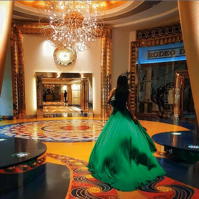 Dự tiệc ở những nơi sang trọng và đẳng cấp.