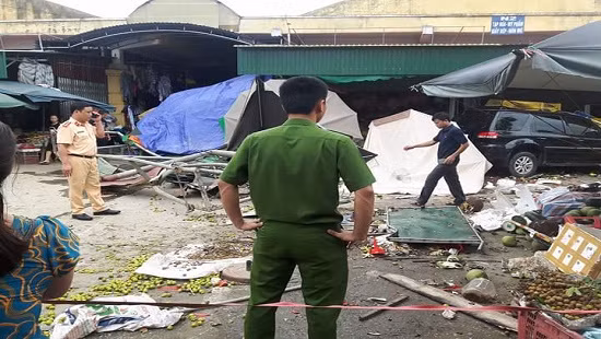 Thanh Hoa: Xe bien xanh gay tai nan, 4 nguoi thuong vong-Hinh-2