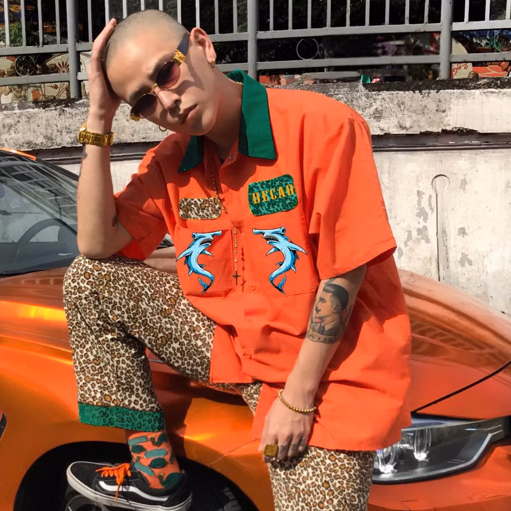 Tối 12/7, khoảnh khắc Decao ôm hôn một cô gái khác dưới trời mưa nhanh chóng được nhiều dân mạng quan tâm. Người yêu mới của Decao được cho là Vũ Ngọc Châm, sở hữu vẻ ngoài xinh đẹp, gợi cảm. 9X từng tham gia đóng MV Chắc ai đó sẽ về của Sơn Tùng M-TP và hiện là tiếp viên hãng hàng không Korea Air.