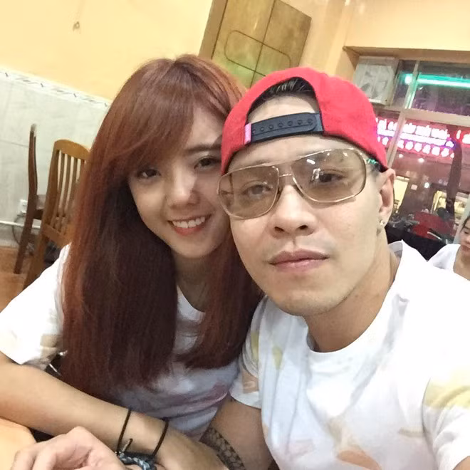 Chỉ sau thời gian ngắn tuyên bố chia tay, Á Hân hẹn hò với rapper Phạm Hồng Hải. Cả hai giờ kết hôn và có một cậu con trai kháu khỉnh.