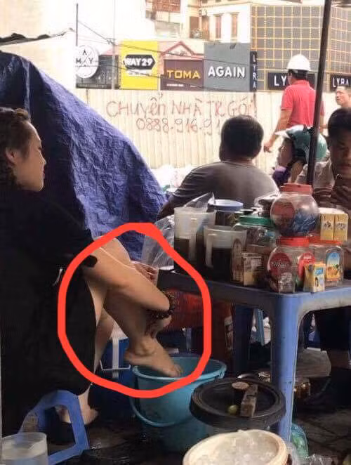 Clip "lấy nước rửa chân pha trà đá" được tung ra vào ngày 13/7 vừa qua đã tạo nên tâm lý bức xúc cho cộng đồng mạng. Nhiều người không ngại chỉ trích người bán trà đá "thất đức" khi sử dụng nước rửa chân bẩn để pha trà cho khách. Thế nhưng câu chuyện ngay lập tức bị phanh phui ra ánh sáng. Theo đó, người quay clip nhằm câu like lại chính là chủ của salon tóc ngay phía sau quán trà đá, những người trong clip đều là nhân viên của salon này. Câu chuyện kết thúc với hậu quả là quán trà đá bị công an phường Quan Hoa dẹp bỏ, Đ.A- "đạo diễn" của clip phải tới nhà bà Lại chủ quán trà đá để xin lỗi và bồi thường 15 triệu đồng, ngoài ra hiện nay salon tóc của Đ.A còn đang bị giới trẻ tẩy chay.