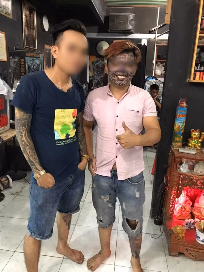 Thợ xăm N.V.V khẳng định rằng chỉ mới scan hình lên khuôn mặt của L. chứ chưa hề xăm kín mặt như mạng xã hội đồn thổi. V. cũng không lường trước được hậu quả lại nghiêm trọng đến như thế.