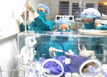 Cứu sống 2 trẻ sơ sinh bị vàng da nhân não sơ sinh Cuu song 2 tre so sinh bi vang da nhan nao so sinh