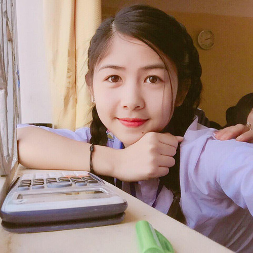 Giữa dàn gái trẻ đẹp lung linh, theo đuổi đủ phong cách từ trong sáng đến gợi cảm, Trần Thị Thanh Thư (18 tuổi, Hải Dương) là thí sinh nổi trội nhất. Cô nàng được mệnh danh là “ cô gái chân khoèo, mắt lác” từ những hình ảnh có góc chụp kém xinh cách đây ba năm.