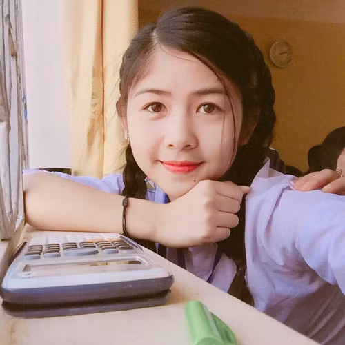 Giữa dàn gái trẻ đẹp lung linh, theo đuổi đủ phong cách từ trong sáng đến gợi cảm, Trần Thị Thanh Thư (18 tuổi, Hải Dương) là thí sinh nổi trội nhất. Cô nàng được mệnh danh là “ cô gái chân khoèo, mắt lác” từ những hình ảnh có góc chụp kém xinh cách đây ba năm.