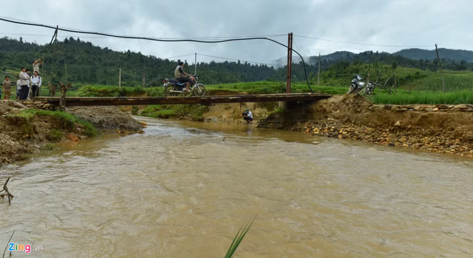 Lần gần đây nhất là ngày 18/6, người dân vừa mới đóng góp 30 triệu đồng để làm lại cầu chưa được một tháng thì lại bị trôi tiếp. Bình thường, mực nước suối Nậm Cai còn cách mặt cầu gần 2 m.