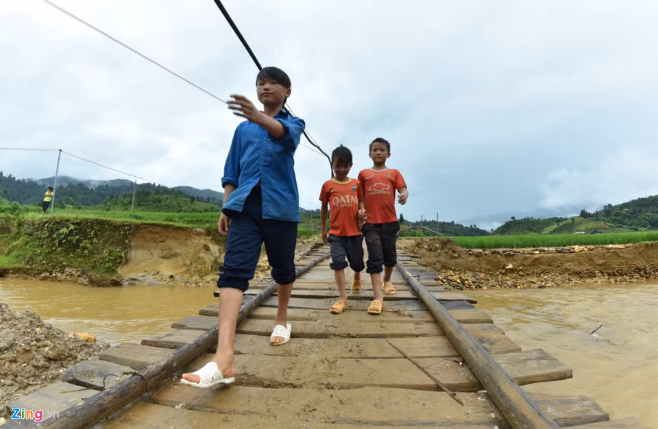 Hai ngày trước, Tập đoàn Viễn thông quân đội Viettel đã làm lễ khởi công để xây dựng cầu Cáng Dông kiên cố, bê tông cốt thép với số tiền đầu tư lên tới 4,4 tỷ đồng để giúp người dân không còn cảnh bị lũ cuốn trôi cầu tạm. Theo dự kiến, 3 tháng nữa cây cầu bê tông kiên cố mới hoàn thành. Còn bây giờ, người dân sẽ vẫn phải làm lại một cây cầu tạm để đi lại.